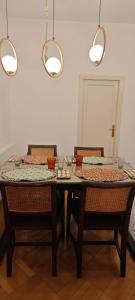 einem Esstisch mit 2 Stühlen und einem Tisch mit einer Tischdecke in der Unterkunft Luxury Apartment 3 Rooms in Bukarest