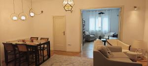 ein Esszimmer und ein Wohnzimmer mit einem Tisch und Stühlen in der Unterkunft Luxury Apartment 3 Rooms in Bukarest