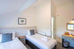 Cama ou camas em um quarto em Tregenna Castle Resort
