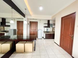 een keuken met een tafel en stoelen erin bij Galeri Ciumbuleuit Apartment 1 2BR 1BA - code 12B in Bandung