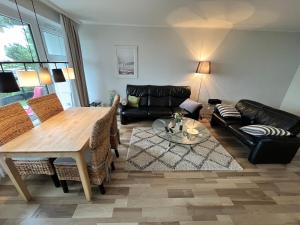 un salon avec une table et un canapé dans l'établissement Prinzenhof, Whg 2, à Grömitz