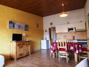 ラルプ・デュエズにあるAppartement Huez, 1 pièce, 4 personnes - FR-1-405-43のリビングルーム(キッチン、テーブル、椅子付)