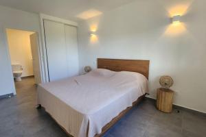 Voodi või voodid majutusasutuse Friar's beach - Luxurious unit by the beach toas
