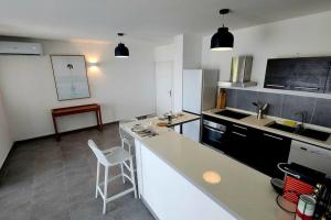 Köök või kööginurk majutusasutuses Friar's beach - Luxurious unit by the beach