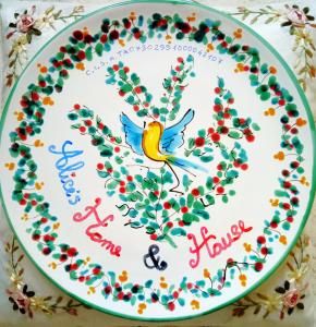 una torta di compleanno con un uccello e dei fiori sopra di Alice's Home & House - ospiti come a casa a Statte