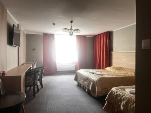 een hotelkamer met 2 bedden en een raam bij HOTEL MOTEL S5 in Bydgoszcz