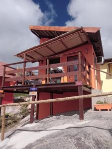 ein Haus, das mit einem Holzdach gebaut wird in der Unterkunft Chalé Adventure in Serra de São Bento