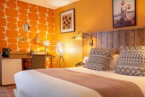 um quarto com uma cama e uma secretária num quarto em Aiden by Best Western Paris Roissy CDG em Roissy-en-France