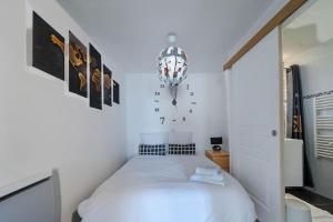 Postel nebo postele na pokoji v ubytování Vieux Fontaine-lès-Dijon Zénith-Valmy-Toison d'Or