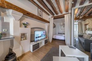 TV a/nebo společenská místnost v ubytování Vieux Fontaine-lès-Dijon Zénith-Valmy-Toison d'Or