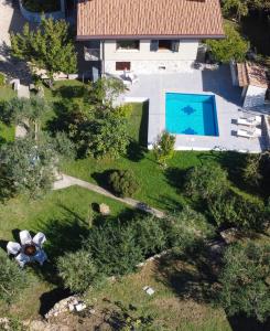 una vista aérea de un patio con piscina en Relais 5 Sensi WELLNESS & SPA, en Bagnoli Irpino