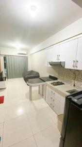Küche/Küchenzeile in der Unterkunft Puncak Bukit Golf Apartemen