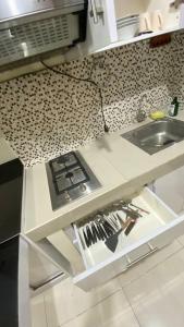 Küche/Küchenzeile in der Unterkunft Puncak Bukit Golf Apartemen