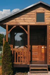 Cabaña de madera pequeña con puerta grande en СИНІ ВОДИ база відпочинку 