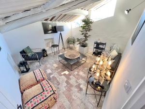 una vista aérea de una sala de estar con muebles en Maison de village au calme., en Lourmarin