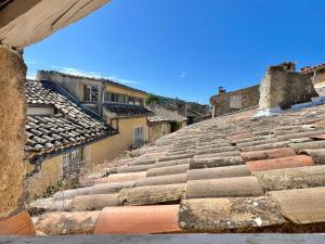 una vista aérea de las ruinas de un anfiteatro en Maison de village au calme., en Lourmarin