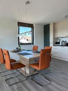 cocina con mesa y sillas en una habitación en Sonnige Wohnung mit schöner Aussicht in Wolfurt en Wolfurt