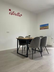 a table and chairs in a room with a wall at estrella24 LIVING ROOMS Venedig in Herne