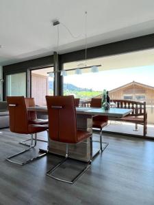 ein Esszimmer mit einem Tisch und einigen Stühlen in der Unterkunft Sonnige Wohnung mit schöner Aussicht in Wolfurt in Wolfurt