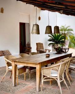 a wooden table and chairs in a living room at Cortijo Bablou - Maison de vacances in Arcos de la Frontera