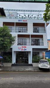 ein Gebäude mit einem davor geparkt in der Unterkunft Park Inn Boutique and Hostel in Kampot