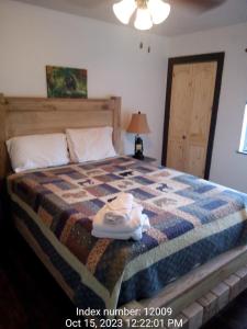 ガトリンバーグにあるGatlinburg Mountain Condoのベッドルーム(キルト付きのベッド付)
