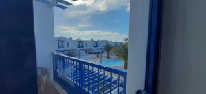 - Balcón con vistas a la piscina en Las Moreras Playa Blanca en Playa Blanca