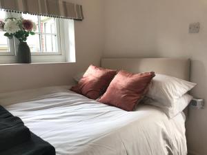 Boxgrove的住宿－Angel Cottage Cozy Nook，卧室内的一张带两个枕头的床