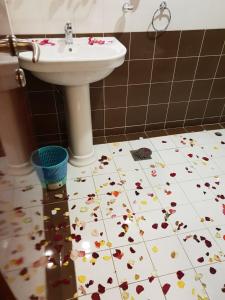 a bathroom with a sink and a floor covered in flowers at أجنحة النرجس أبها in Abha