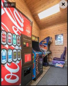 Habitación con máquina de cocacola y videojuego en Gatlinburg Mountain Condo, en Gatlinburg