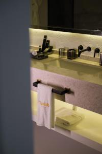 La salle de bains est pourvue d'une serviette suspendue à un lavabo. dans l'établissement Ramlah Resort Qatar, à Mesaieed