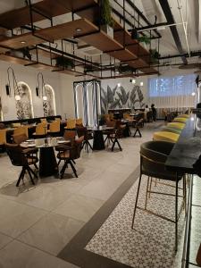 - un restaurant avec des tables et des chaises dans une salle dans l'établissement Skynest Residences by Lisa's Paradise A, à Nairobi
