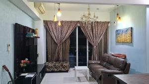 sala de estar con sofá y lámpara de araña en Regalia Sky pool Hostel @ 969, en Kuala Lumpur