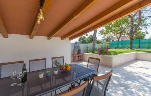 Μπαλκόνι ή βεράντα στο Family villa Corticum Otium with pool in Tinjan