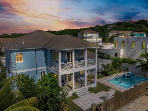 eine Luftansicht eines Hauses mit Pool in der Unterkunft Blu Diamond Luxury Estate Home in Nassau
