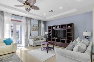 ein Wohnzimmer mit 2 Sofas und einem TV in der Unterkunft Blu Diamond Luxury Estate Home in Nassau