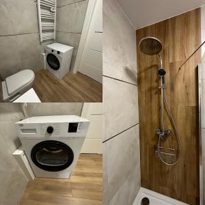 - deux photos d'une salle de bains avec toilettes et douche dans l'établissement Sosnówka Lake Apartament, à Sosnówka