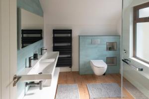 un bagno con lavandino e WC di Rosapenna Golf Cottage, Donegal, Ireland a Downings Altre 34 foto