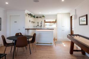 una cucina con tavolo da ping pong e tavolo da biliardo di Rosapenna Golf Cottage, Donegal, Ireland a Downings