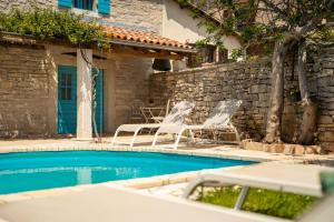 Bazén v ubytování Rustic villa Janko with pool in Sveti Lovrec nebo v jeho okolí