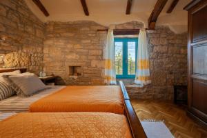 Postel nebo postele na pokoji v ubytování Rustic villa Janko with pool in Sveti Lovrec + 23 fotografií