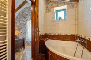 Koupelna v ubytování Rustic villa Janko with pool in Sveti Lovrec