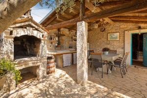 Patio nebo venkovní prostory v ubytování Rustic villa Janko with pool in Sveti Lovrec