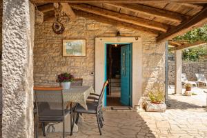 Patio nebo venkovní prostory v ubytování Rustic villa Janko with pool in Sveti Lovrec