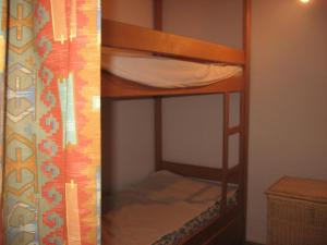 Uvernet的住宿－T2 Arribau Praloup，客房内的两张双层床