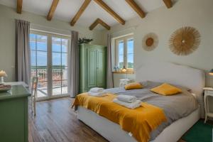 ヴィジナダにあるLuxury villa Monte with pool in Vizinadaのタオルが敷かれたベッドのある寝室 +28枚の写真