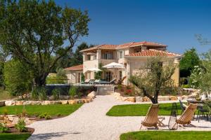 Aed väljaspool majutusasutust Family villa Rapavel with pool in Visnjan