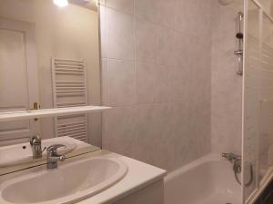 a bathroom with a sink and a bath tub at Studio 2* pour 2 avec balcon, WiFi, animaux admis - FR-1-512-118 in Brides-les-Bains