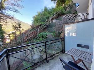 a balcony with a bench and some stairs at Studio 2* pour 2 avec balcon, WiFi, animaux admis - FR-1-512-118 in Brides-les-Bains +4 photos