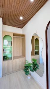 Habitación con espejo y maceta en HaHe Homestay en Dalat